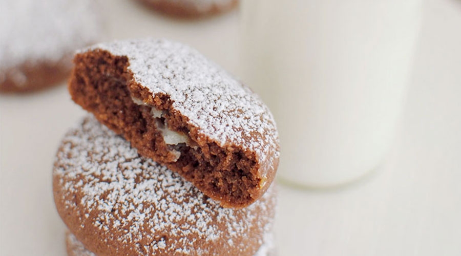 Cocoa Biscuits with White Chocolate Cream