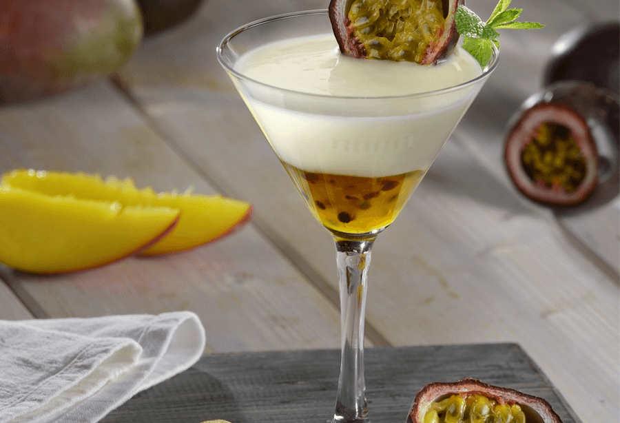 Cioccolata in tazza bianca fredda con Salsa di Maracuja