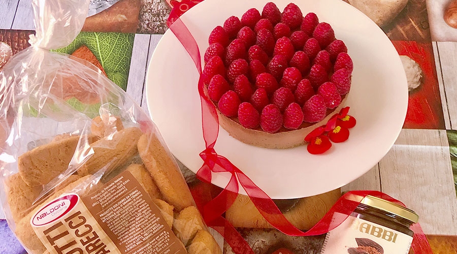 Mousse al cioccolato con biscotti e lamponi