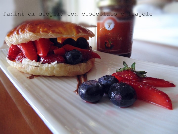 Panini di sfoglia con cioccolato e fragole