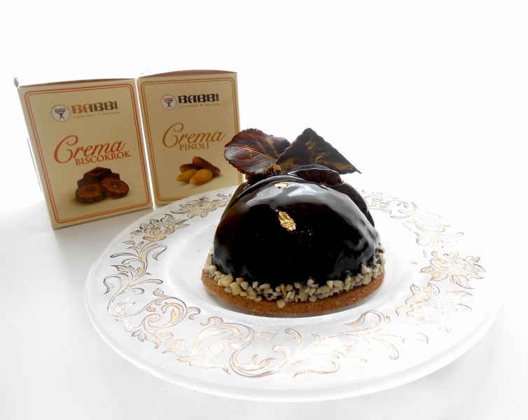 Semisfera al biscotto con cuore di mousse ai pinoli