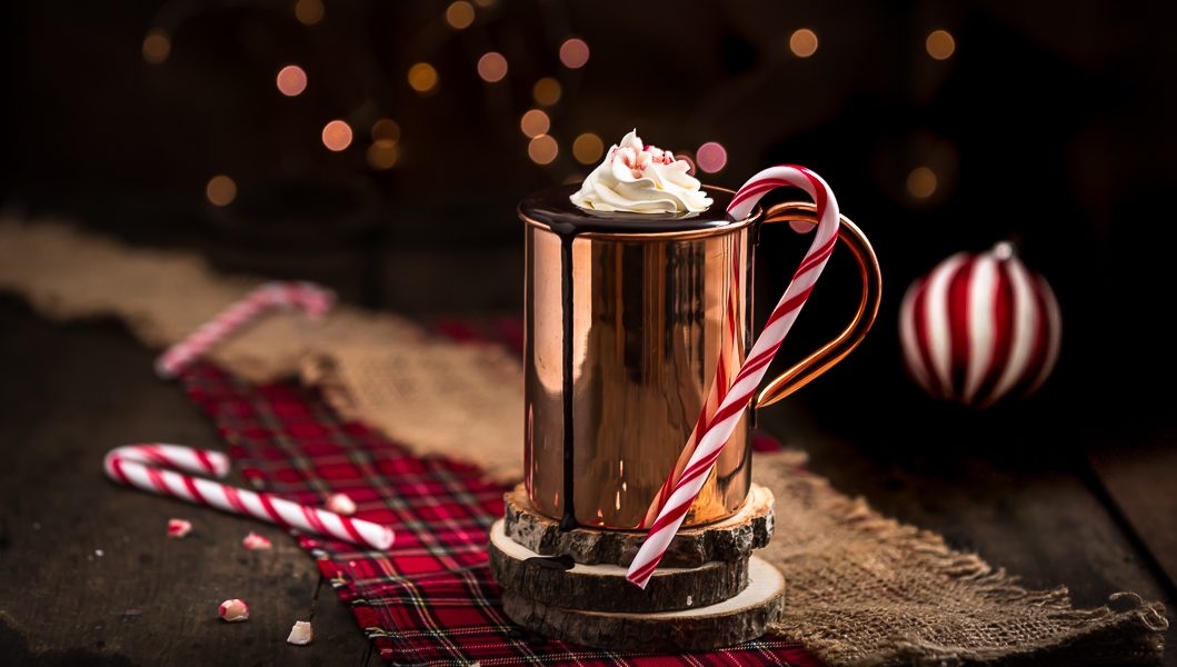 Cioccolata calda vegan al candy cane e pistacchio