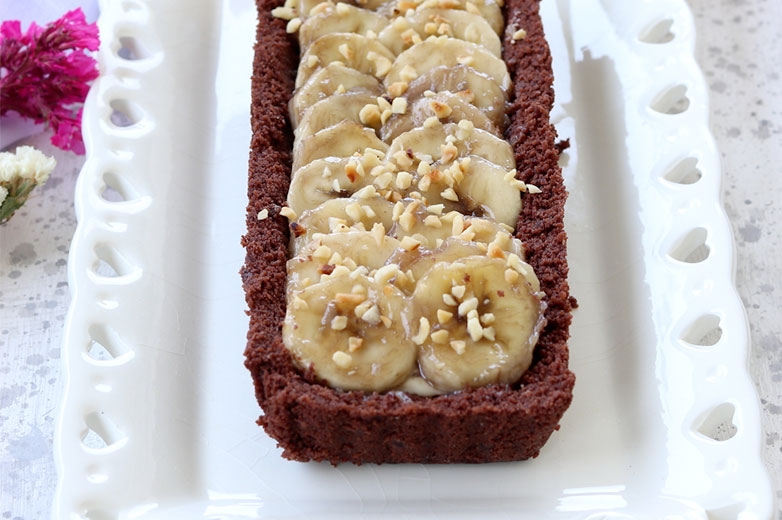 Tarta fría con crema de piñones y plátano