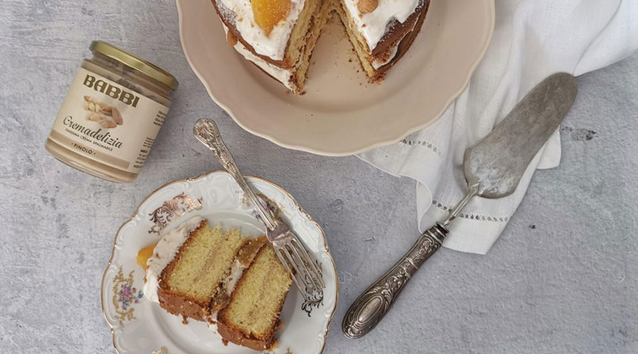 Sponge Cake con Crema di Pinoli e Pesche Sciroppate